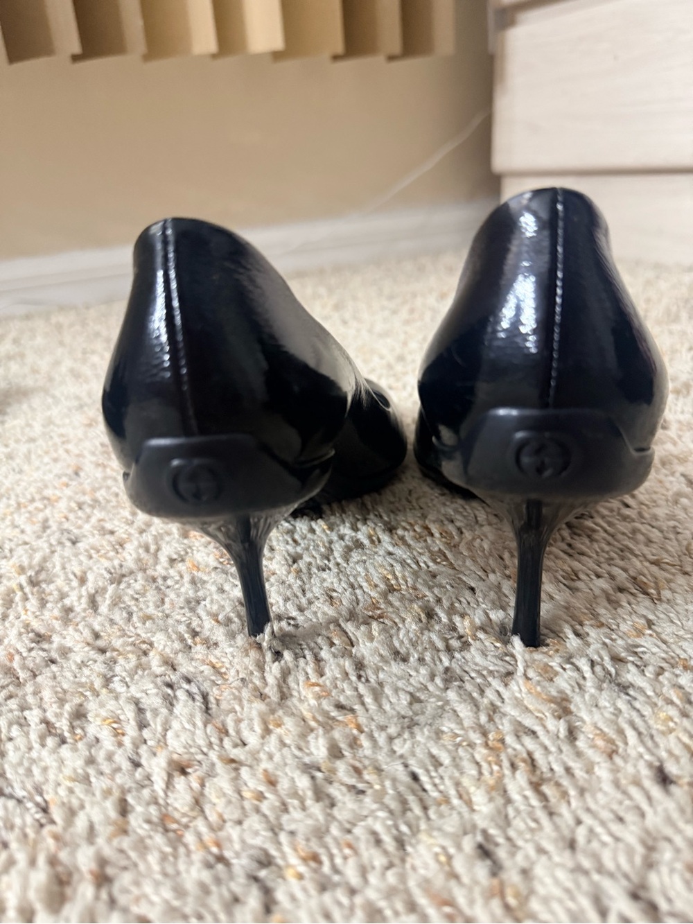 Gucci Black Patent Leather Round-Toe Pumps with Logo Buckle - Picture 4 of 6